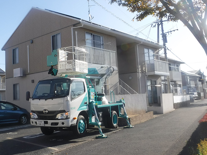 高所作業車で鳩の巣除去、清掃、再飛来防止